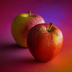 عکس سیب قرمز با قطره های آب با کیفیت بالا
