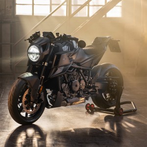 عکس 8k موتور سیکلت سیاه با کیفیت بالا
